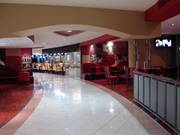 Moderne restaurants liggen rondom de skihal