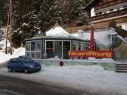 Apres-ski-bar bij het dalstation van de Rofanseilbahn
