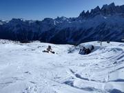 Diepe sneeuwhellingen in het skigebied