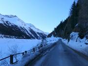 De gletsjerweg bij het Gepatsch-stuwmeer