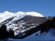 Aanrijroute naar Bellwald met uitzicht op het skigebied