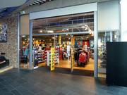 Goed uitgeruste winkel bij de skihal