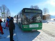 De skibus verbindt de dal-liften in Ramsau
