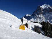 Sterk sneeuwkanon in het skigebied First