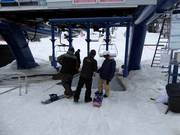 Het vriendelijke personeel scant de skipas