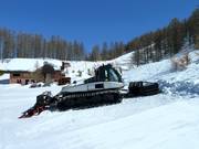 Pistenvoertuig in parkeerstand