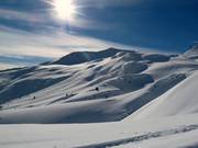 Hellingen met een dikke laag sneeuw bij het Weissfluhjoch