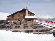 Op de helling van de Mont Bisanne, net boven Les Saisies, ligt deze gezellige stop voor een pauze: Les Halles de Bisanne