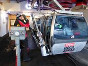 Ski’s worden bij de gondelbaan aangereikt