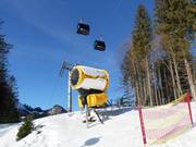 Krachtige sneeuwkanon in het skigebied Loser