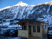 Kantoor van een van de heliski-bedrijven op de parkeerplaats in Stafal.