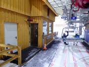 Het dalstation wordt door het personeel bewaakt.