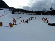 Kinderterrein met transportband
