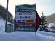 Wegwijzers naar de skilift in Wiesensteig