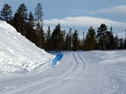 Langlaufloipe met sneeuwdepot