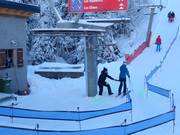 Bij de sleeplift wordt de beugel aangereikt.