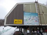 Informatie en pistekaart bij het begin van de lift