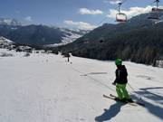 Lichte en brede piste bij de vierpersoonsstoeltjeslift Sodlisia