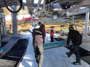 Vriendelijke hulp bij het instappen in de stoeltjeslift