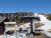 Personeel staat klaar bij de instap