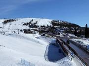 Het centrum van Idre Fjäll ligt direct aan de pistes.