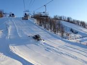 Voor het nachtskiën worden enkele pistes opnieuw vers geprepareerd.