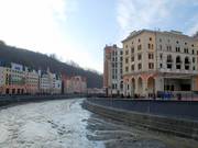 Het Park Inn ligt aan de linkerkant van de rivier direct naast het dalstation.