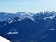 Uitzicht op het skigebied Monte Bondone vanaf het skigebied Paganella
