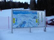 Informatiebord met actuele informatie bij het dalstation