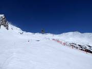 Uitzicht vanaf het middenstation omhoog naar de hoogalpiene pistes