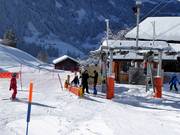 Bij de sleeplift wordt hulp geboden bij het instappen.