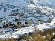 Uitzicht op het zuidelijke deel van het skidorp met de accommodaties