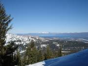 Uitzicht over het skigebied Sierra at Tahoe tot aan Lake Tahoe