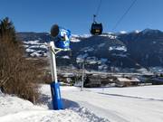 Volledig besneeuwde dalafdaling