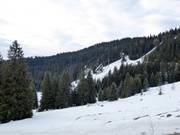 Uitzicht op de stoeltjeslift en de springschansen van Igman