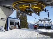 Het vriendelijke personeel is aanwezig bij de liften.