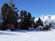 Sneeuwbar en verzamelpunt voor skiërs Paradiesli bij het bergstation Moosalp-Express