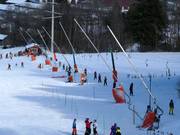 Sneeuwkanonnen bij de familielift