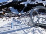 Overdekte transportband (140 m) bij de Lamarkliften