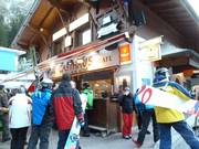 Après-ski bij restaurant Wilde Grube bij het dalstation