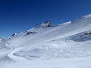 Zwarte piste Bond met diepe sneeuwhellingen