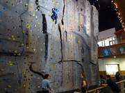 De klimwand in de foyer van de skihal