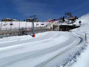 Overdekte transportband en oefenpiste bij Trübsee