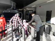 Kinderen worden geholpen bij het instappen van de 8-persoons stoeltjeslift.