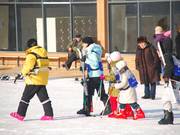 Beginners op weg naar de piste