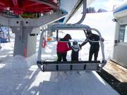 Kleine kinderen krijgen hulp bij het instappen