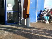 Vuilnisbak bij de ingang van de lift