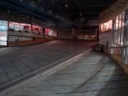 Uitzicht in de skihal zonder sneeuw