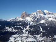 Uitzicht op de pistes tussen Pomedes (2303 m), Duca d'Aosta (2098 m) en Col Druscie (1770 m)