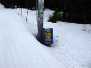 Vuilnisbak bij een liftmast